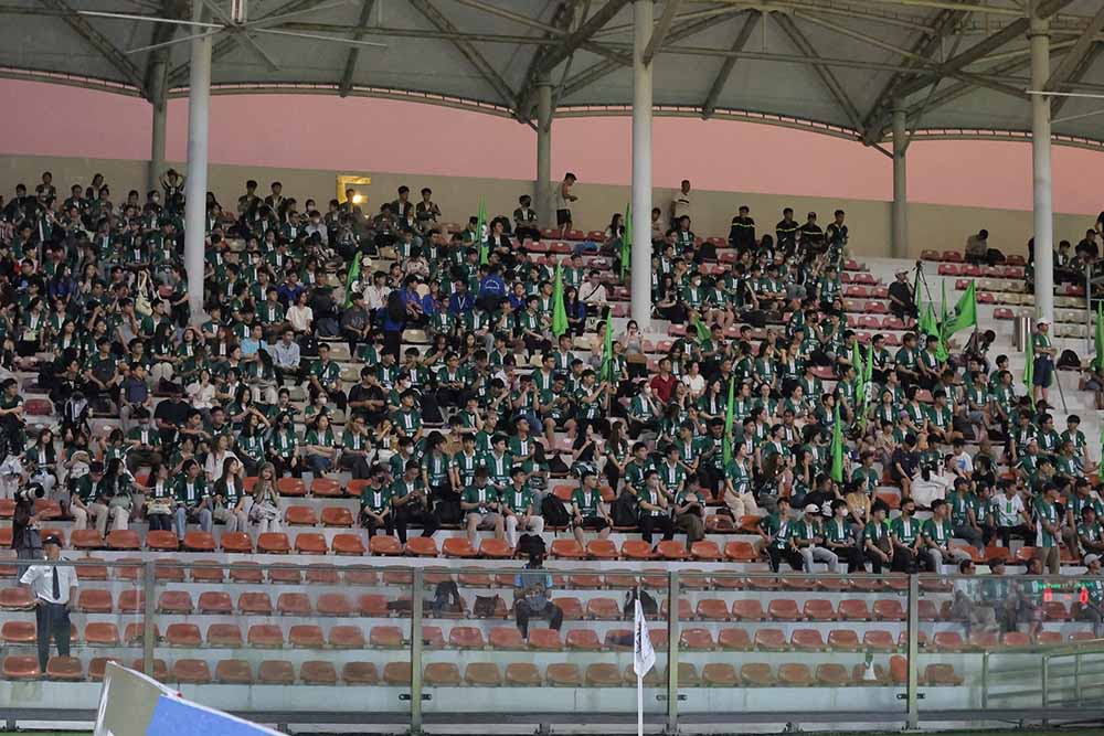 Du phai thi dau tren san khach nhu Truong Tuoi Binh Phuoc van nhan su dong vien tinh than tu Chu tich Pham Huong Son (hang duoi, ben phai) va hang nghin co dong vien nha.