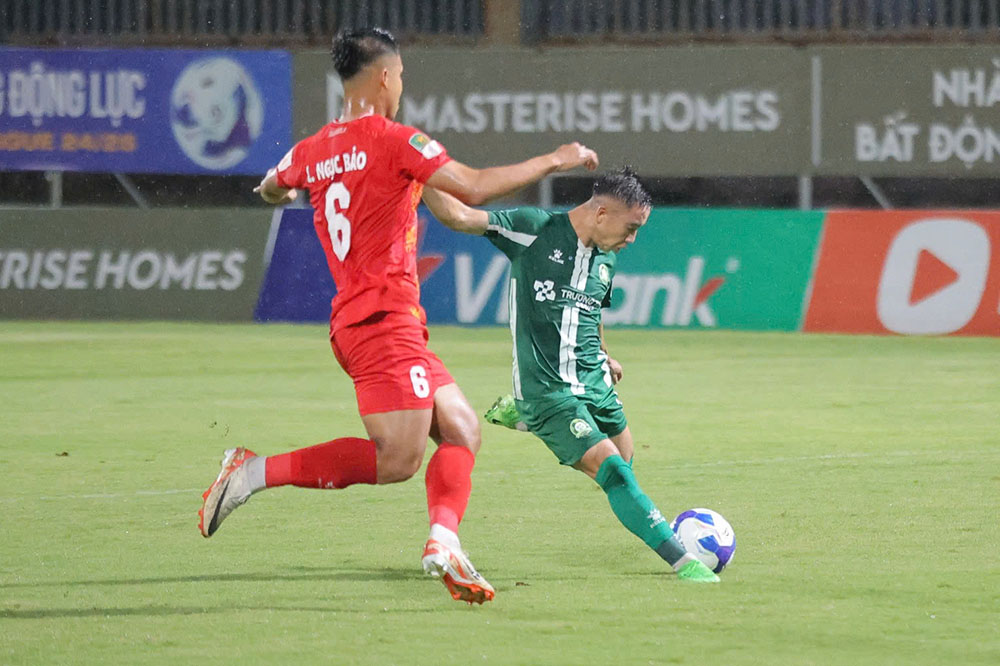 Binh Phuoc va PVF-CAND deu no luc tan cong, tao ra the tran giang co. Mac du cung co duoc kha nhieu co hoi nguy hiem nhung hiep 1 khep lai ma khong co ban thang nao duoc ghi.