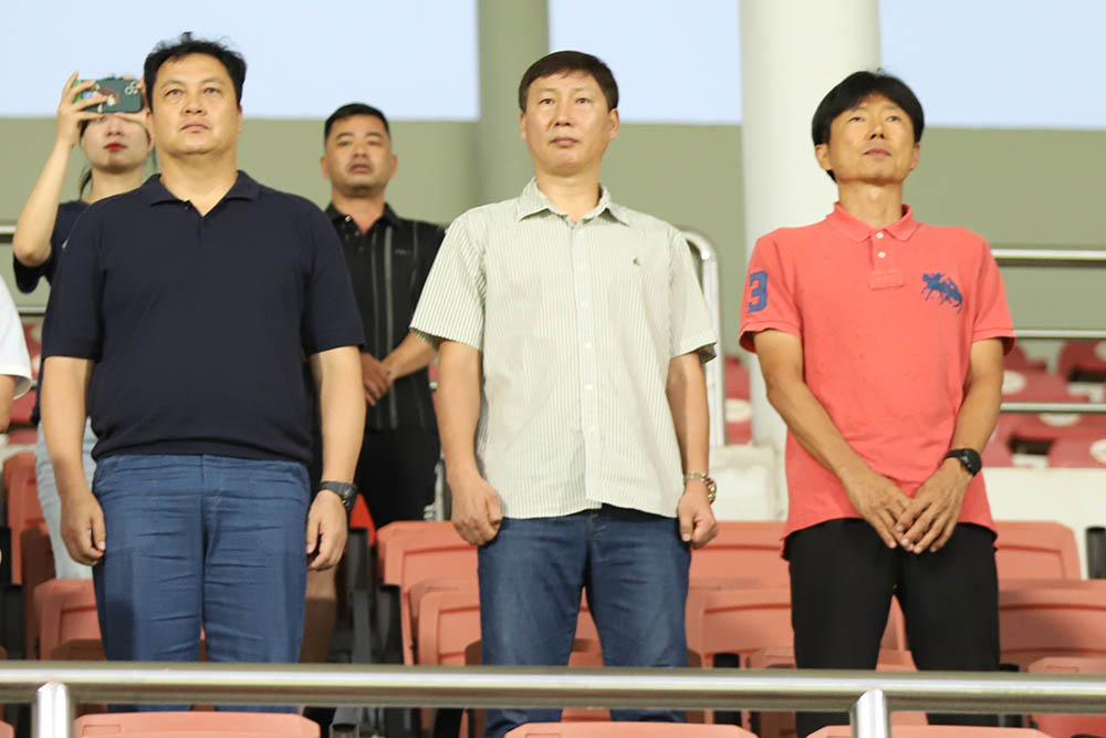 Tran dau nay gay chu y voi su xuat hien cua huan luyen vien Kim Sang-sik tren khan dai. Nhieu kha nang ong Kim den “xem gio” tien dao Nguyen Cong Phuong cung nhu cac cau thu thuoc lua U22 tiem nang trong doi hinh 2 doi.