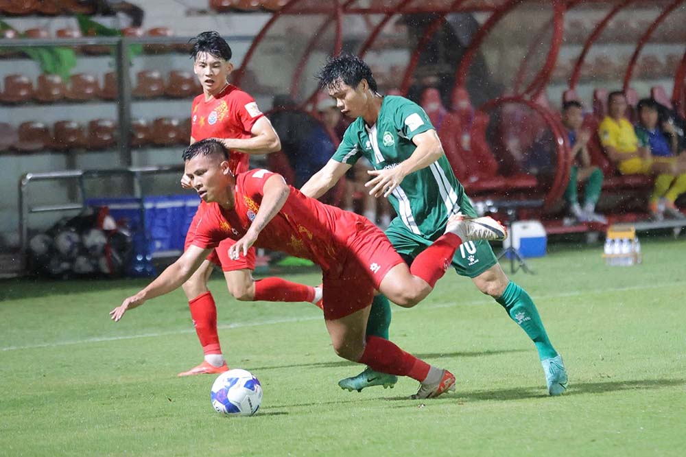 Ngoi sao so 1 cua Truong Tuoi Binh Phuoc va Nguyen Cong Phuong luon bi cac cau thu phong ngu ben phia PVF-CAND theo kem rat chat.