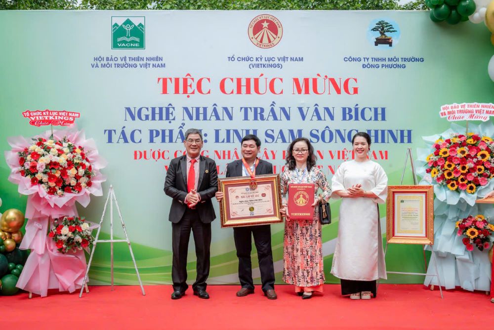 Tổ chức Kỷ lục gia Việt Nam trao bằng xác lập kỷ lục cho tác phẩm Linh sam sông Hinh. Ảnh: Tấn Văn