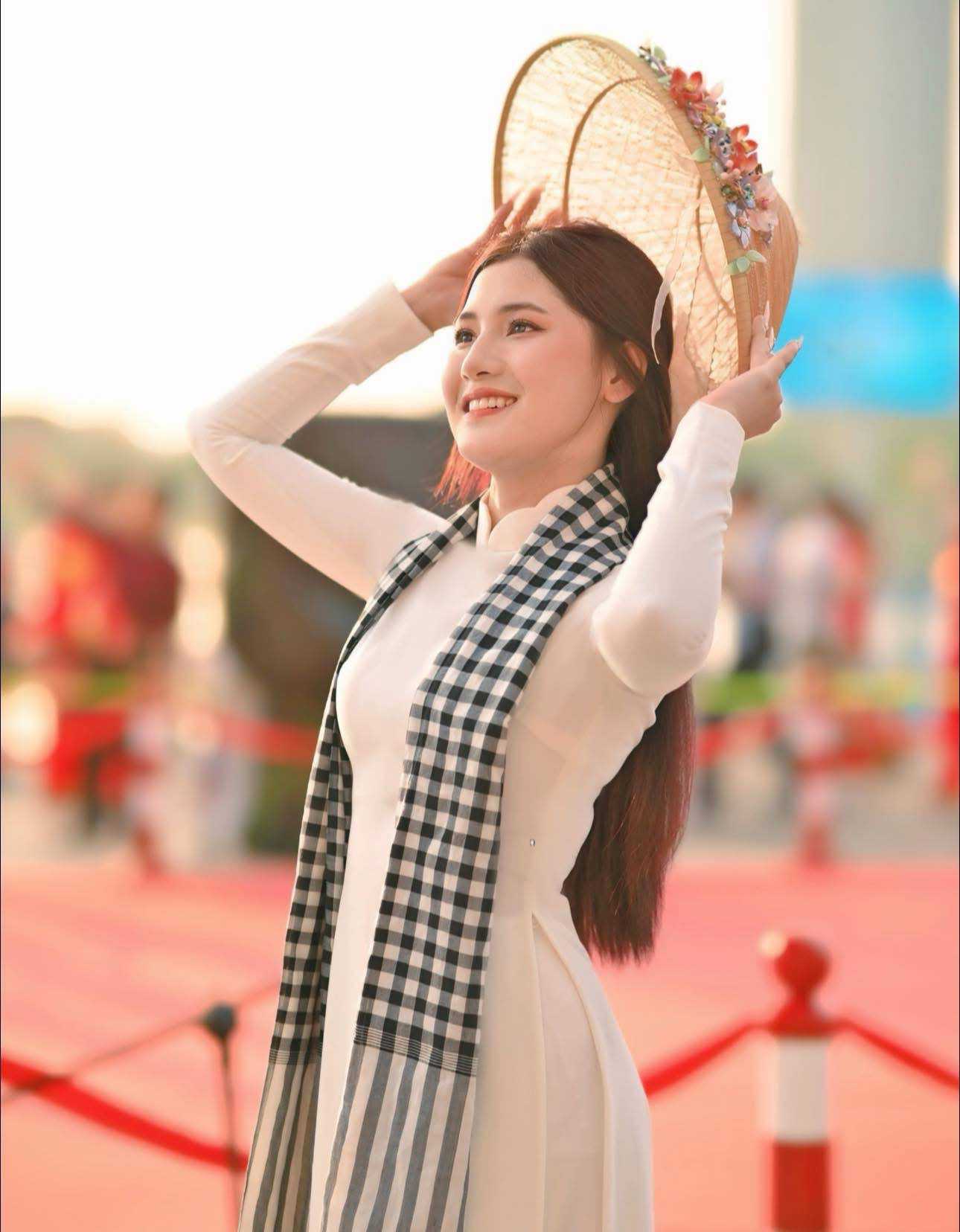 Tra loi phong van Bao Lao Dong toi 17.5, nguoi dep cho biet co vinh du duoc dai dien Viet Nam den voi dau truong nhan sac Miss Environment International. Vi la con tre tuoi chua co qua nhieu kinh nghiem thi quoc te, My Linh noi co khong tranh khoi nhung ap luc, kho khan.  