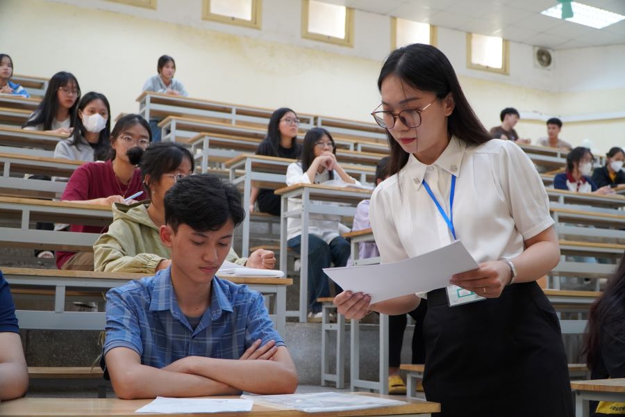 Thi sinh nghe pho bien quy che thi va dinh chinh sai sot (neu co) tai phong thi. Anh: Anh Duc