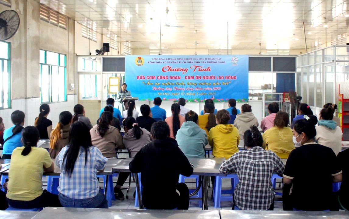 Quang cảnh Bữa cơm Công đoàn tại nhà ăn tập thể Công ty Cổ phần Thủy sản Trường Giang. Ảnh: Thanh Mai