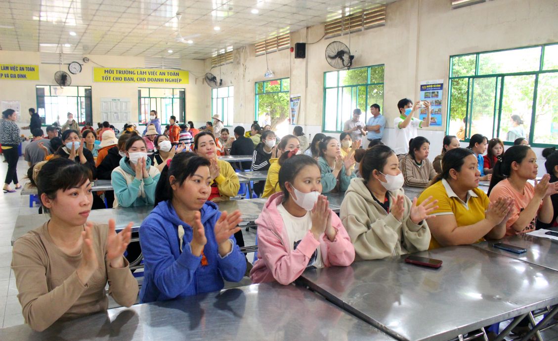 Đoàn viên, công nhân lao động bày tỏ thích thú với việc duy trì Bữa cơm Công đoàn mỗi tuần vào ngày thứ Bảy. Ảnh: Thanh Mai