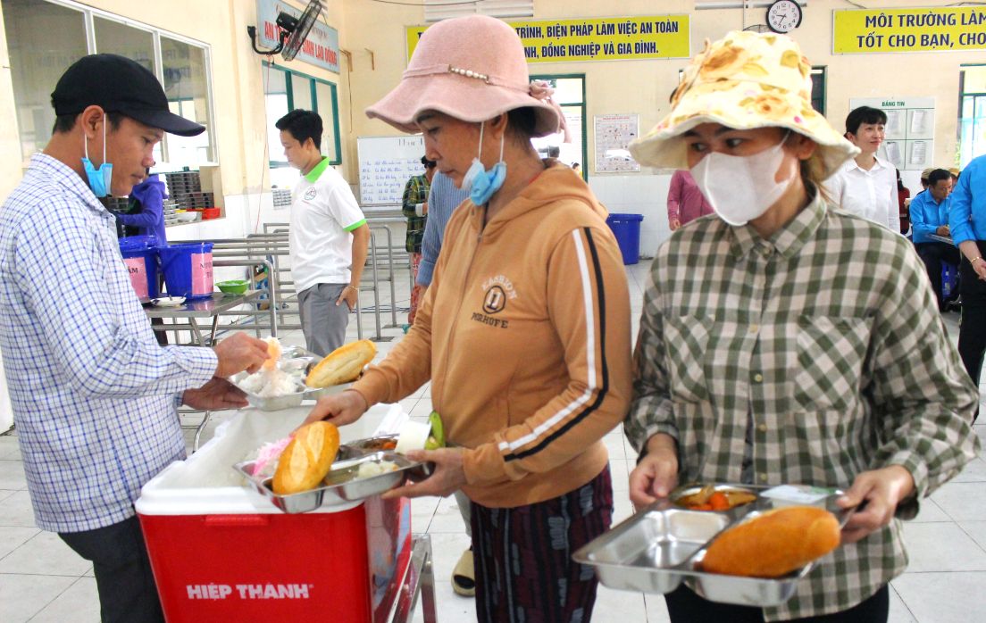 Ngoài việc cung cấp và duy trì giá trị bữa ăn ở mức cao, người lao động tự do được lấy thêm cơm theo nhu cầu. Ảnh: Thanh Mai