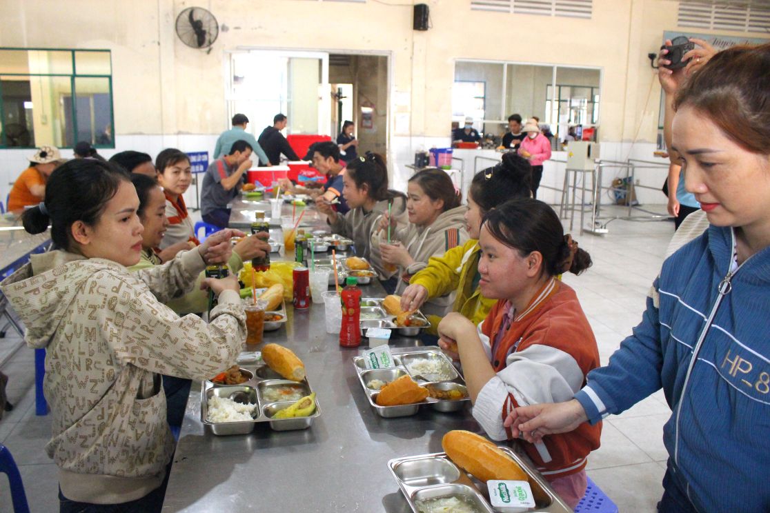 Gương mặt rạng rỡ của người lao động trong chương trình Bữa cơm Công đoàn. Ảnh: Thanh Mai