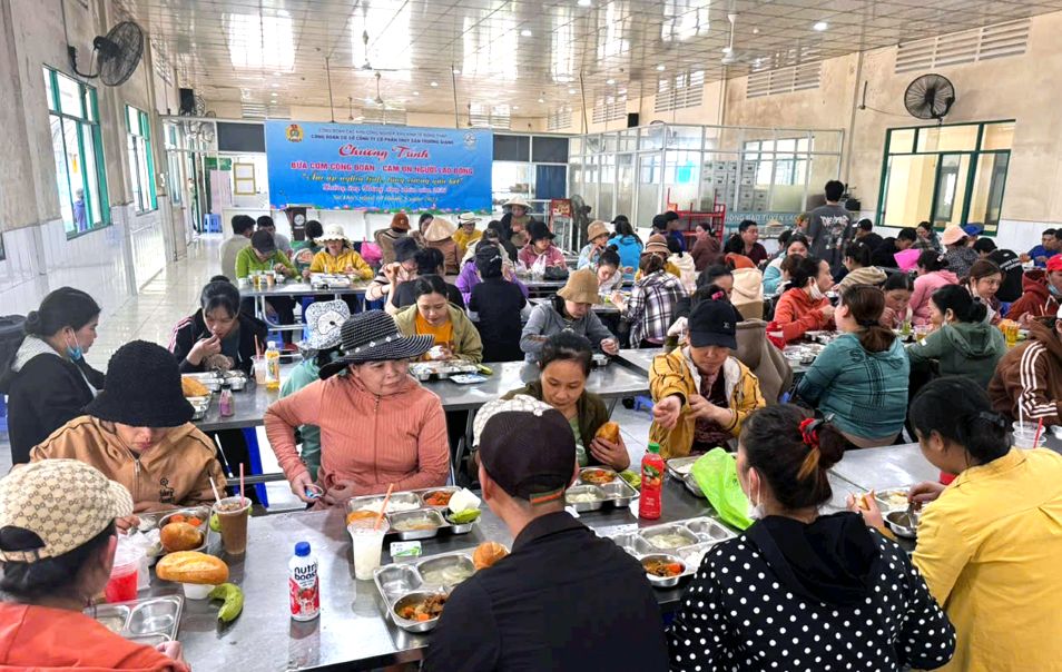Một góc nhà ăn trong chương trình Bữa cơm Công đoàn. Ảnh: Thanh Mai