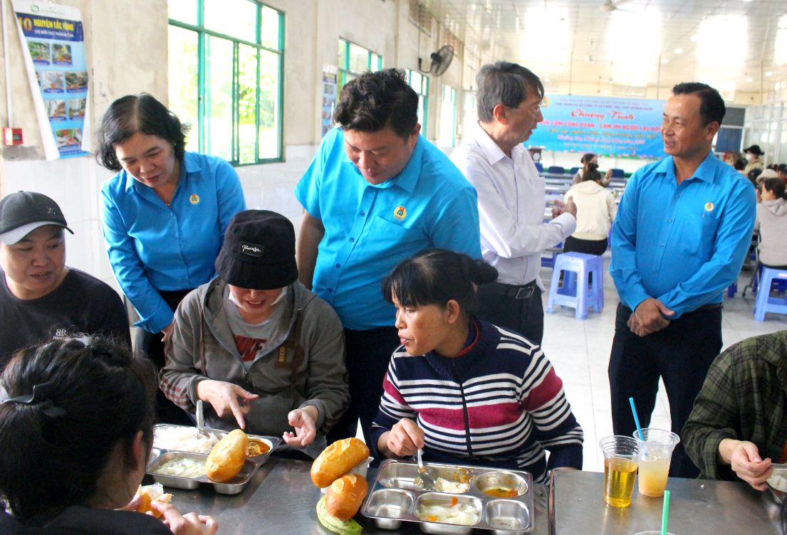 Đại diện lãnh đạo Công đoàn và Công ty đến tận bàn ghi nhận thức và ghi nhận biểu cảm của người lao động về chất lượng thức ăn. Ảnh: Thanh Mai