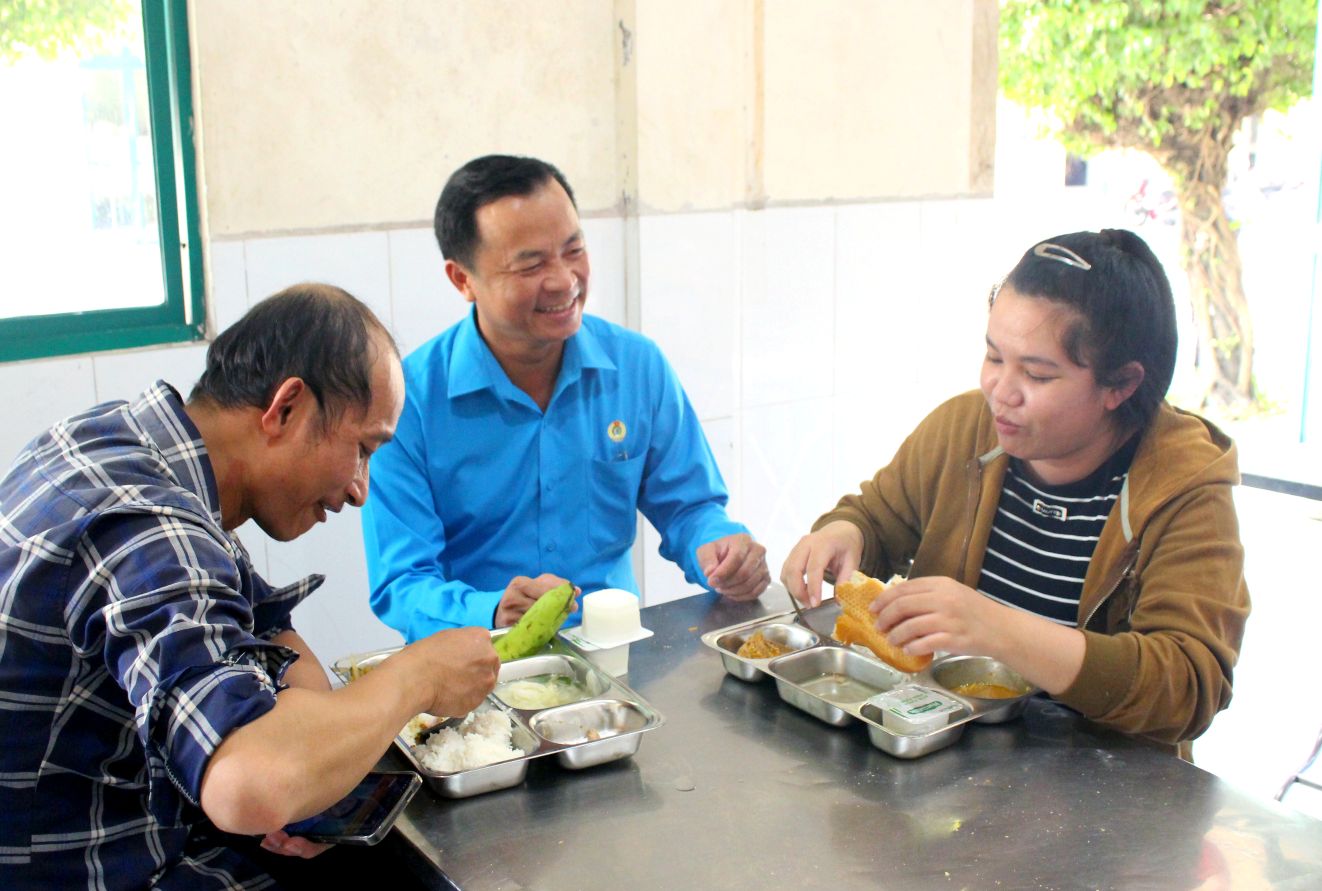 Phó Chủ tịch LĐLĐ tỉnh Đồng Tháp Nguyễn Thanh Tuấn thân mật trao đổi với đoàn viên trong Bữa cơm Công đoàn. Ảnh: Thanh Mai