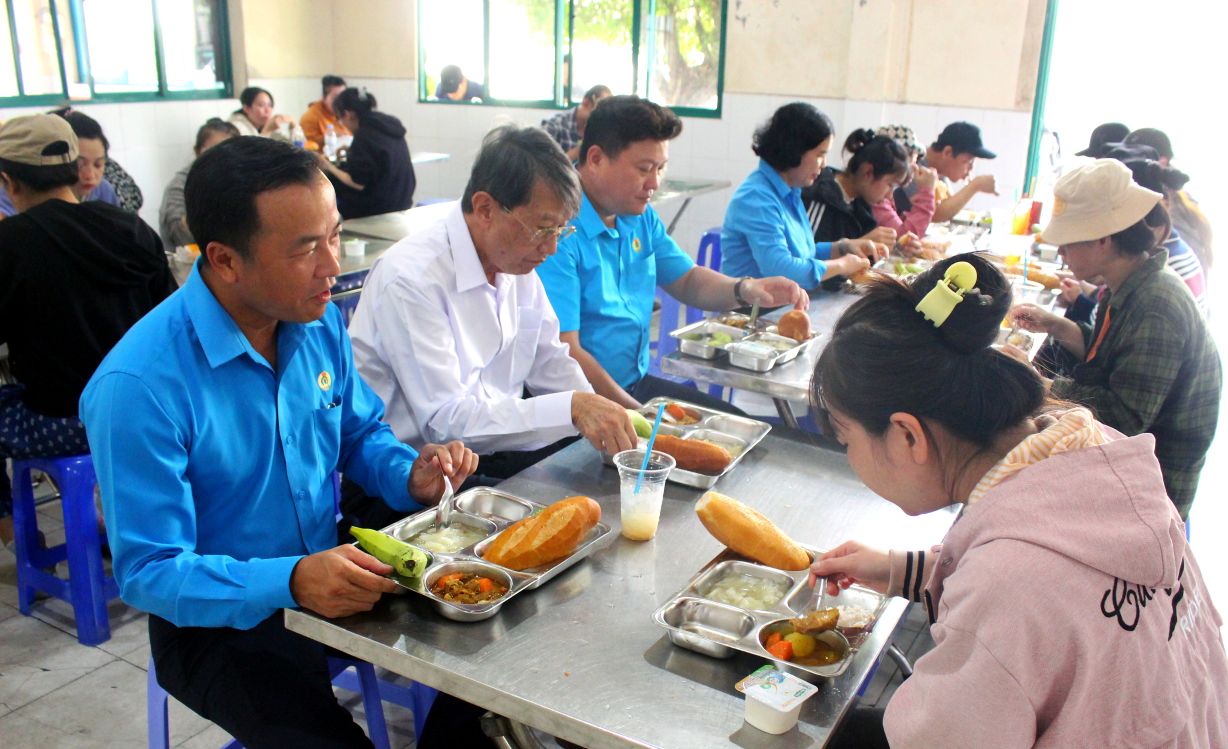 Đại diện lãnh đạo tổ chức Công đoàn và Công ty cùng ăn Bữa cơm Công đoàn với người lao động. Ảnh: Thanh Mai
