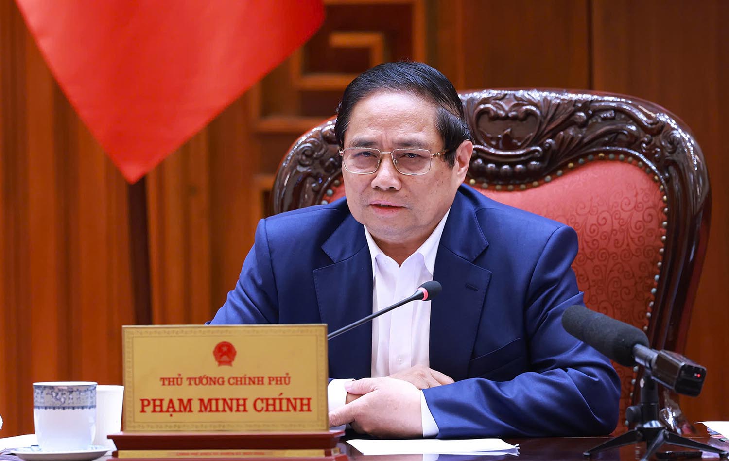 Politburo member and Prime Minister Pham Minh Chinh requested to determine a roadmap for hospital fees for the people as soon as possible, first of all free medical examination and treatment for children... Photo: VGP/Nhat Bac.