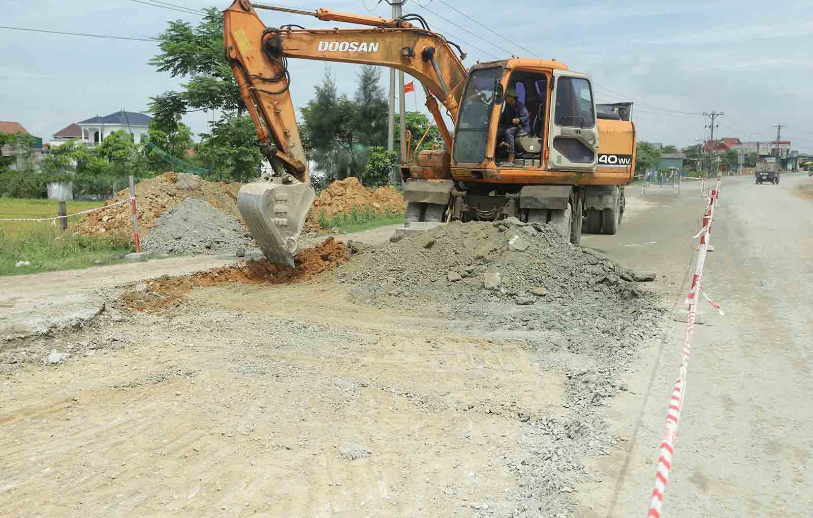 Cao boc lop tham mat duong hong o xa Cam Linh de thi cong tham lai. Anh: Tran Tuan.