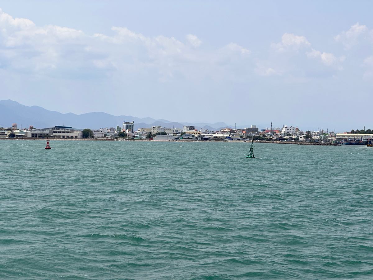 Cang Phan Thiet noi tau ca dua thi the vot duoc vao de ban giao cho gia dinh. Anh: Duy Tuan