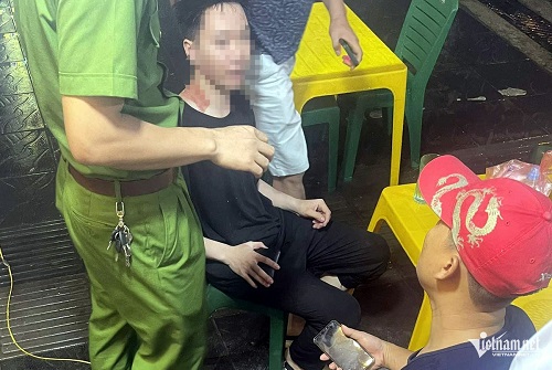 Lực lượng chức năng có mặt tại hiện trường và đưa nam shipper bị hành hung đi viện. Ảnh: Hoàng Thọ