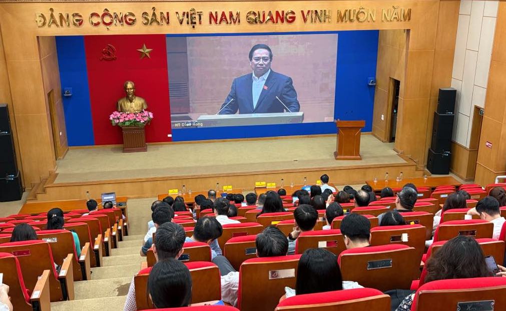 Delegates listened to Prime Minister Pham Minh Chinh present the topic "C core and key contents of Resolution No. 68-NQ/TW, dated May 4, 2025 of the Politburo on private economic development and the implementation plan of Resolution No. 68-NQ/TW". Photo: Que Chi