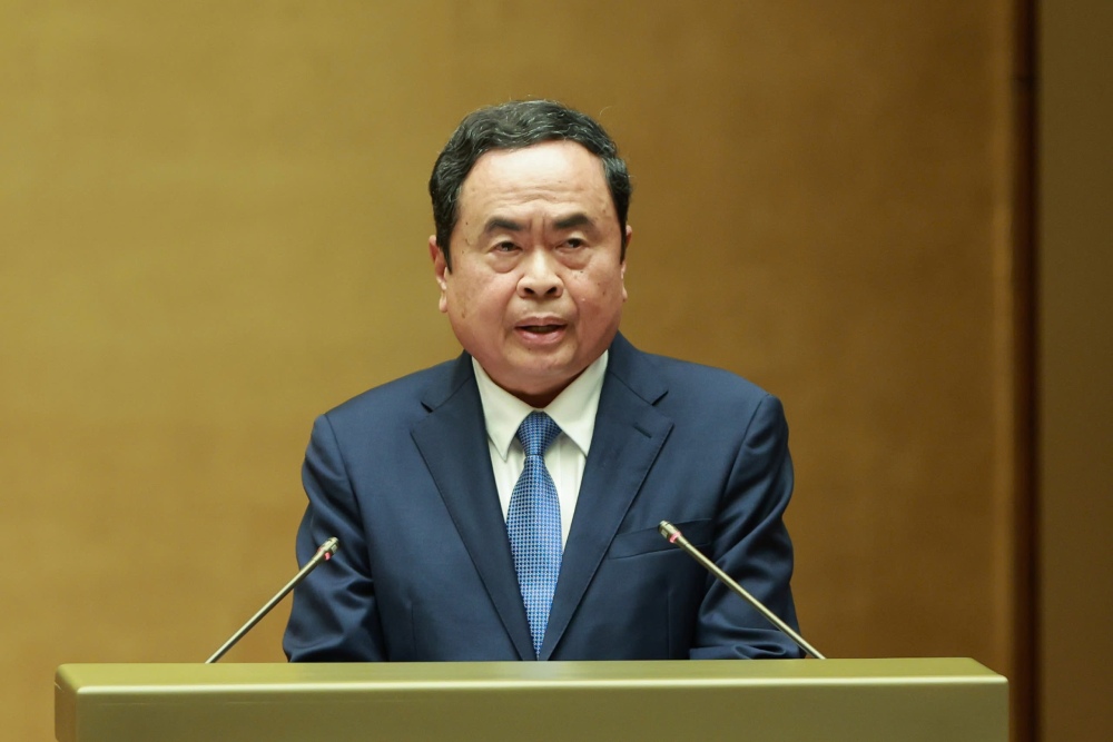 Miembro de Politburo, el presidente de la Asamblea Nacional, Tran Thanh, enfatizo que el Frente de la Paterna, las organizaciones de masas y las organizaciones sociales fueron movilizadas activamente para participar en la aplicacion de la ley. Foto: Hai Nguyen