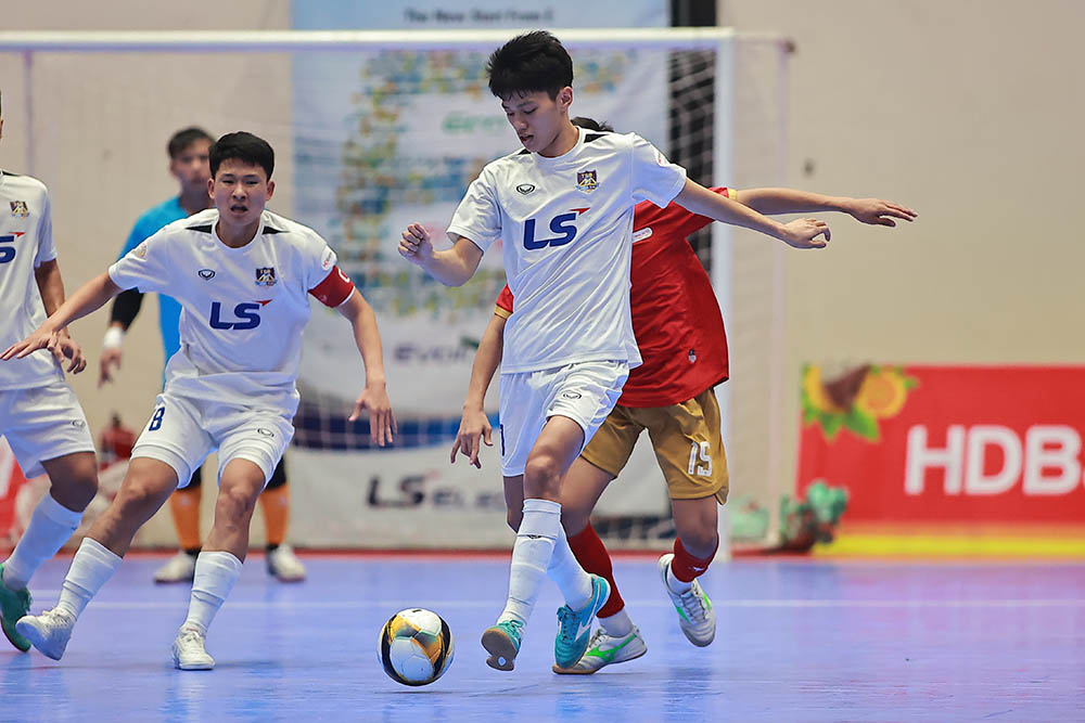 Thai Son Bac (in white) finished the first leg of the 2025 HDBank National Futsal Championship as the second-placed player. Photo: VFF