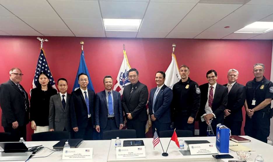 The delegation of the Ministry of Finance took a souvenir photo with representatives of the US Customs and Border Protection Agency. Photo: Ministry of Finance