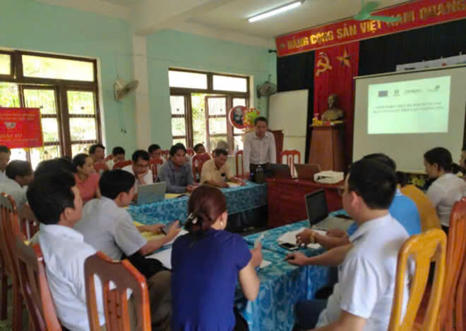 Training on skills to access and exploit information on the electronic information page in Xuan Trach commune. Photo: Xuan Thuy