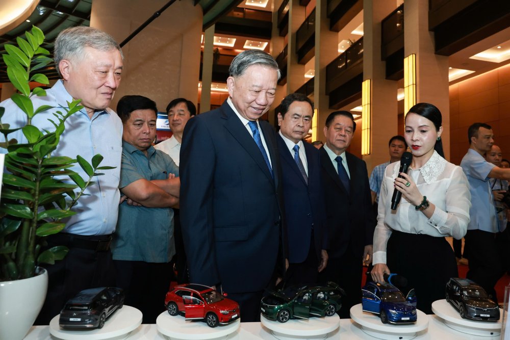 General Secretary To Lam and Party and State leaders visited the exhibition on the achievements of the private economy and booths of private enterprises. Photo: Hai Nguyen
