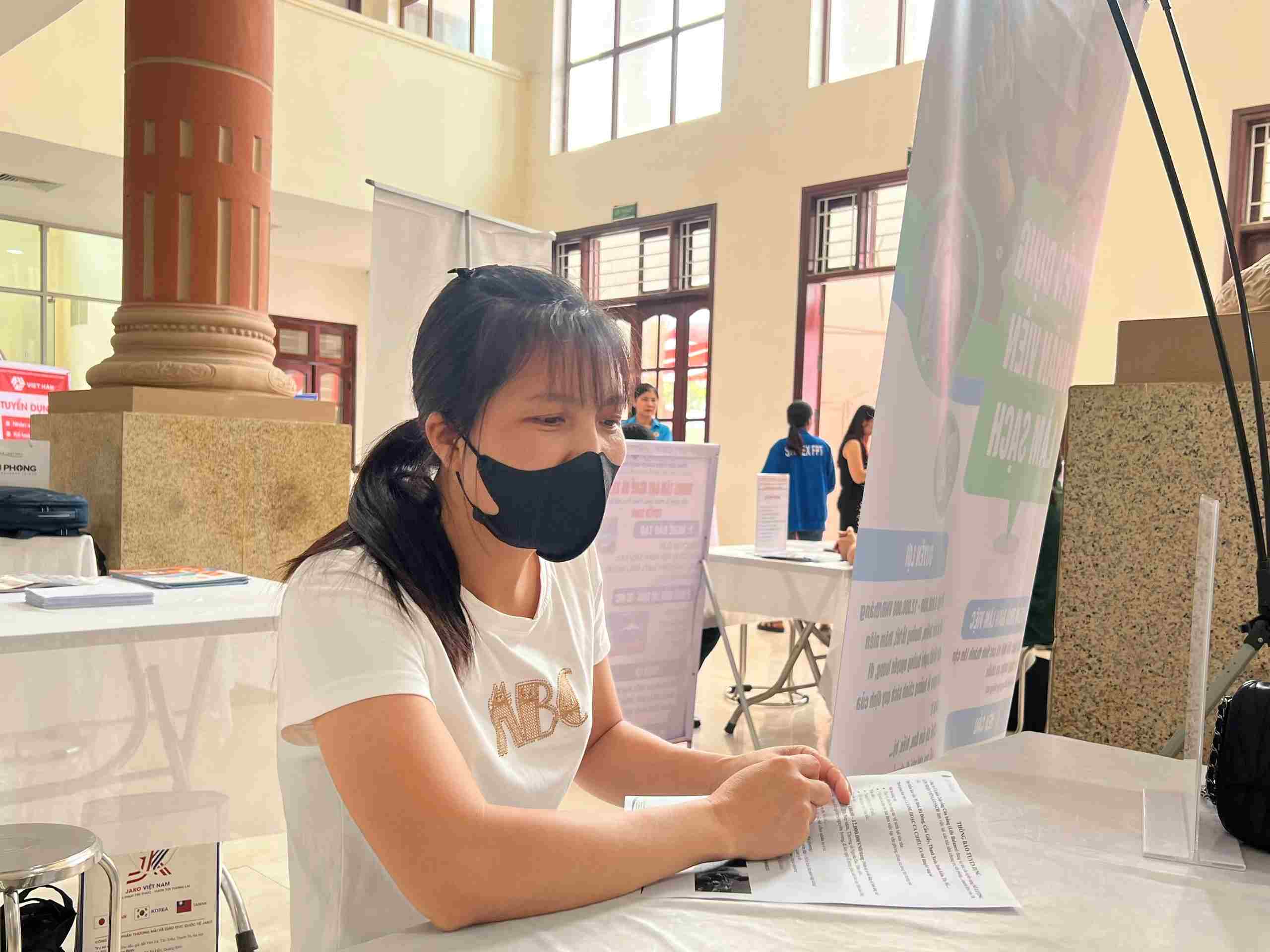 Chị Nguyễn Thị Thắm kỳ vọng việc làm mới sẽ có mức thu nhập ổn định. Ảnh: Quỳnh Chi