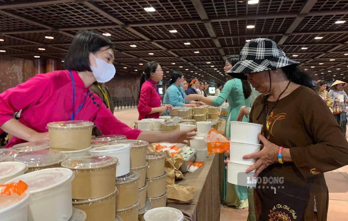 Tam Chuc Pagoda preparo decenas de miles de dietas vegetarianas libres para que las personas adoren al Buda. Foto: Luong ha