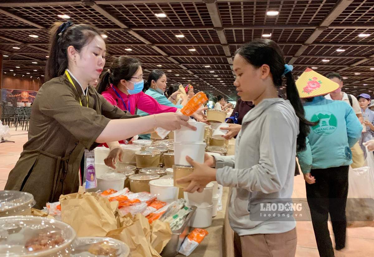 Nhung suat com chay duoc trao tan tay nguoi dan. Anh: Luong Ha