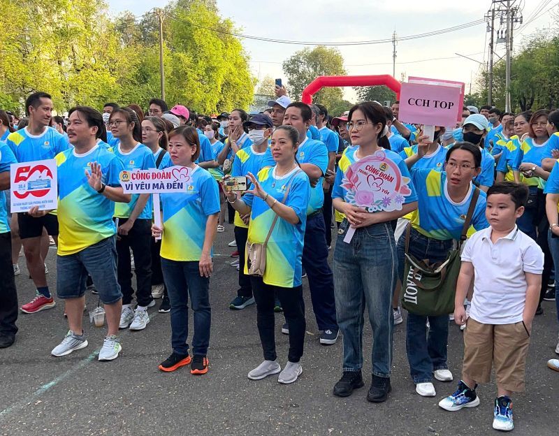 Các công nhân lao động trước giờ đi bộ ủng hộ “Vì người bạn đoàn viên công đoàn”. Ảnh: Đức Long
