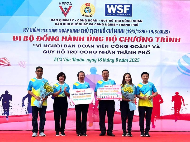 Los lideres sindicales de las zonas de procesamiento de exportaciones e industriales de la ciudad de Ho Chi Minh reciben dinero apoyado por empresas y trabajadores para apoyar a los trabajadores. Foto: Duc Long