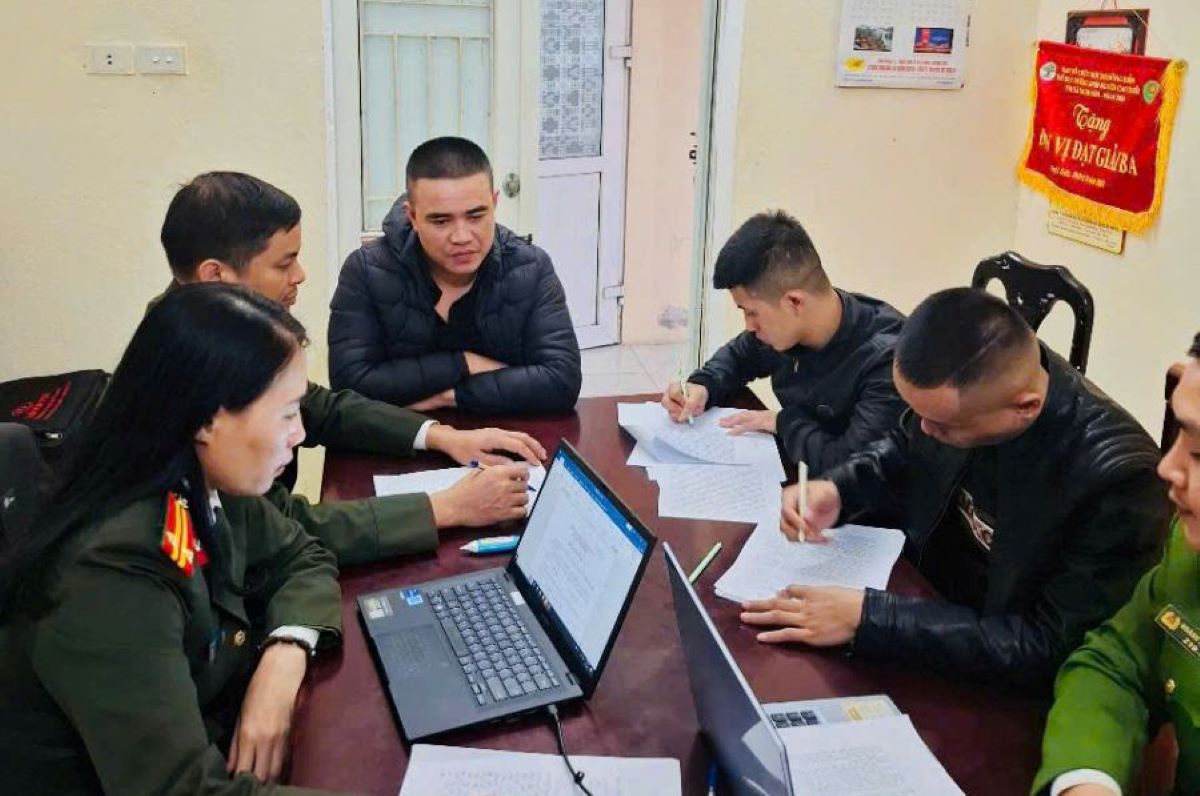 Lực lượng Công an Thanh Hóa nắm tình hình, lấy lời khai của các đối tượng xuất cảnh sang Campuchia lao động trái phép. Ảnh: Công an Thanh Hóa