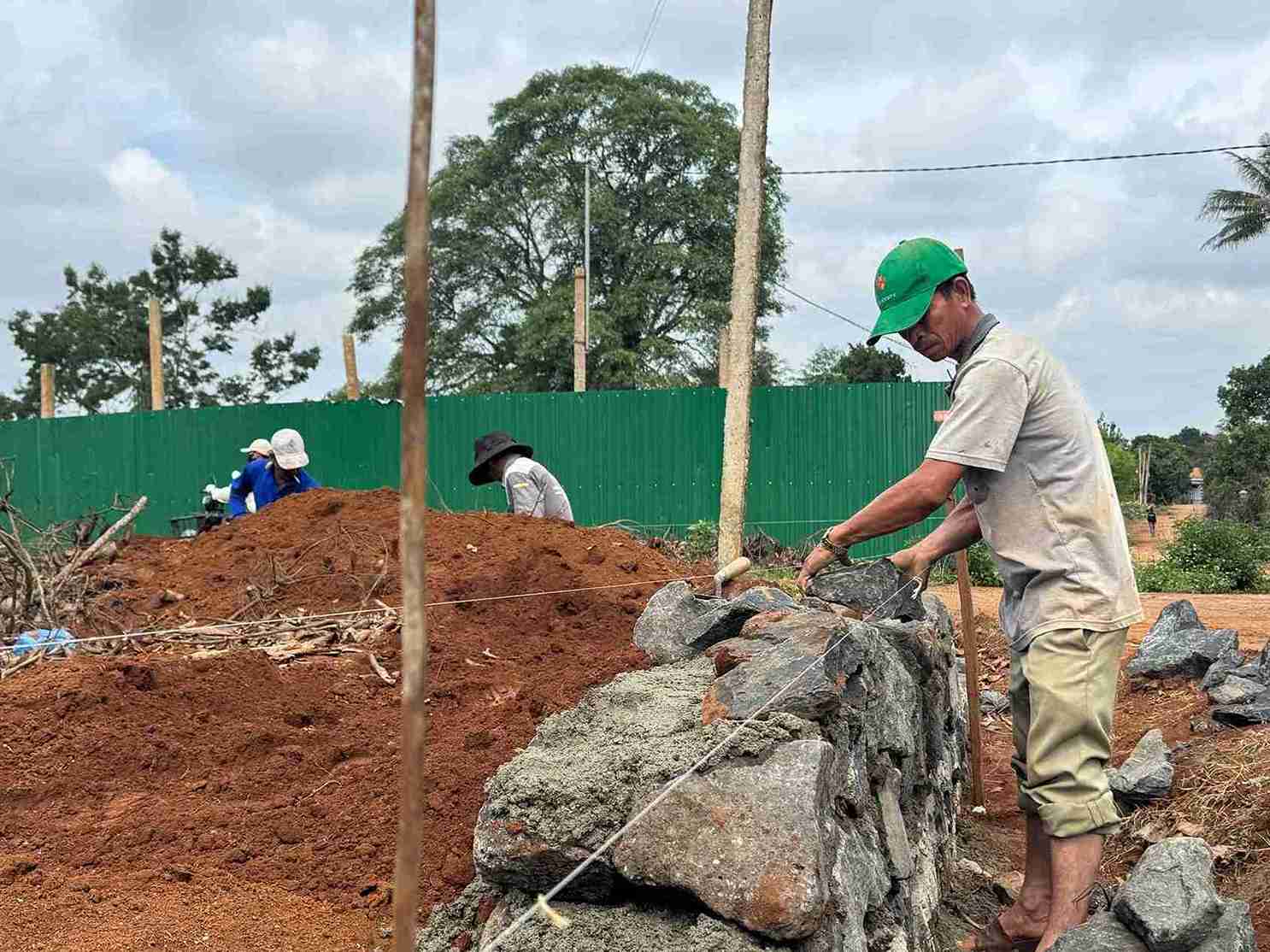 Công nhân tập trung nâng cấp một dự án thuộc chương trình mục tiêu quốc gia ở huyện Krông Năng. Ảnh: Bảo Trung