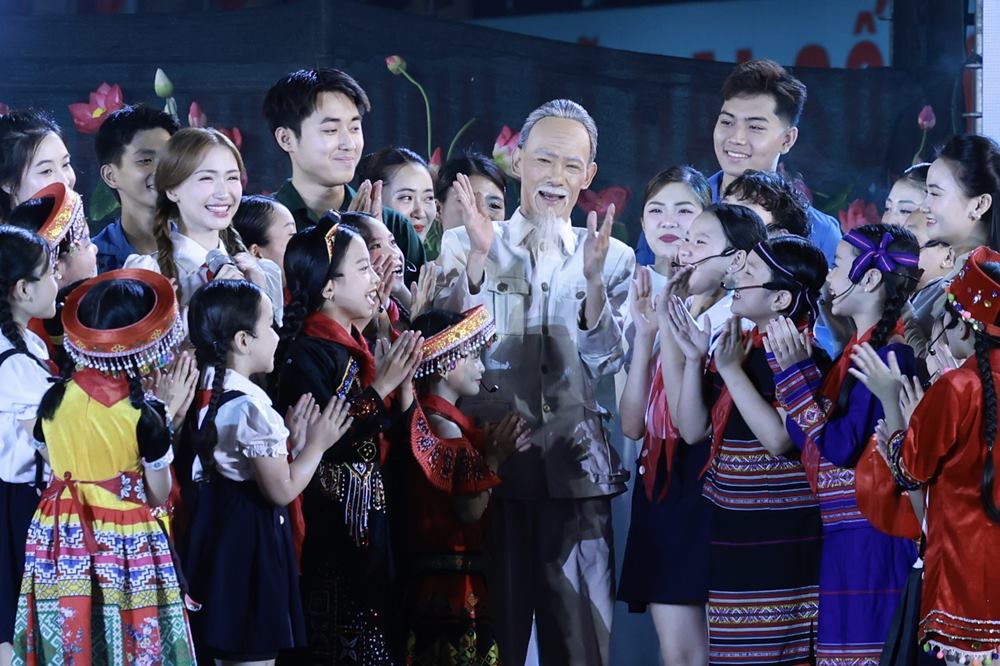 Hòa Minzy và các em nhỏ xúc động khi đón Bác. Ảnh: Hải Nguyễn