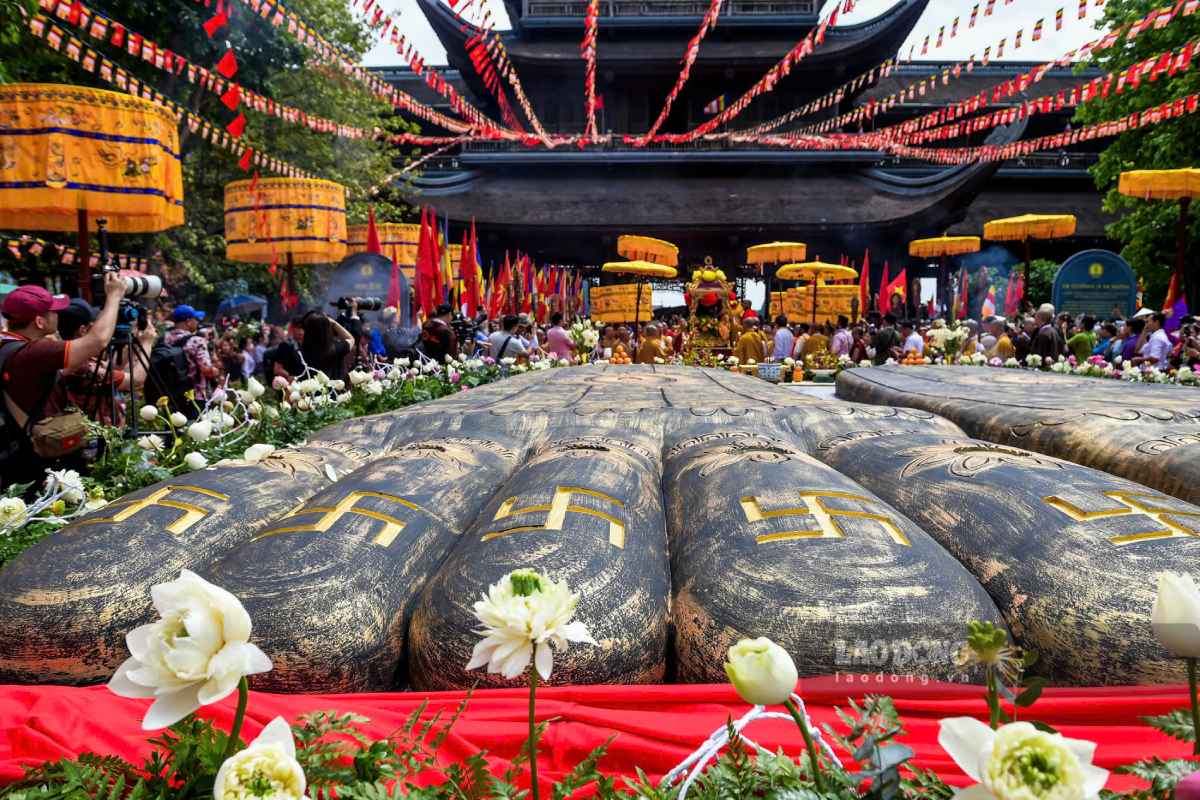 Los "pasos de Buda" crean una impresion en los budistas, cuando la gente viene a adorar las reliquias del Buda en Tam Chuc Pagoda. Foto: Luong ha