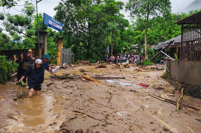 Flashes causando daños a las personas y la propiedad en BA BE District, Bac Kan. Foto: la gente suministra