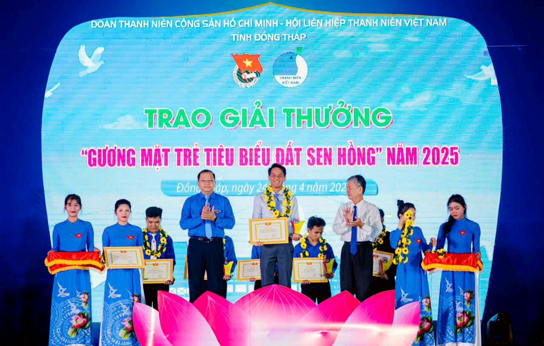 Tuyên dương Gương mặt trẻ tiêu biểu Đất Sen hồng năm 2025, một trong những hoạt động nổi bật chào mừng kỷ niệm 135 năm Ngày sinh Chủ tịch Hồ Chí Minh. Ảnh: Nguyễn Trung Tính