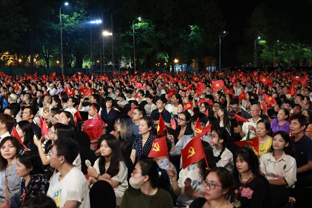 Khan gia cham chu thuong thuc cac tiet muc tren san khau. Anh: Hai Nguyen