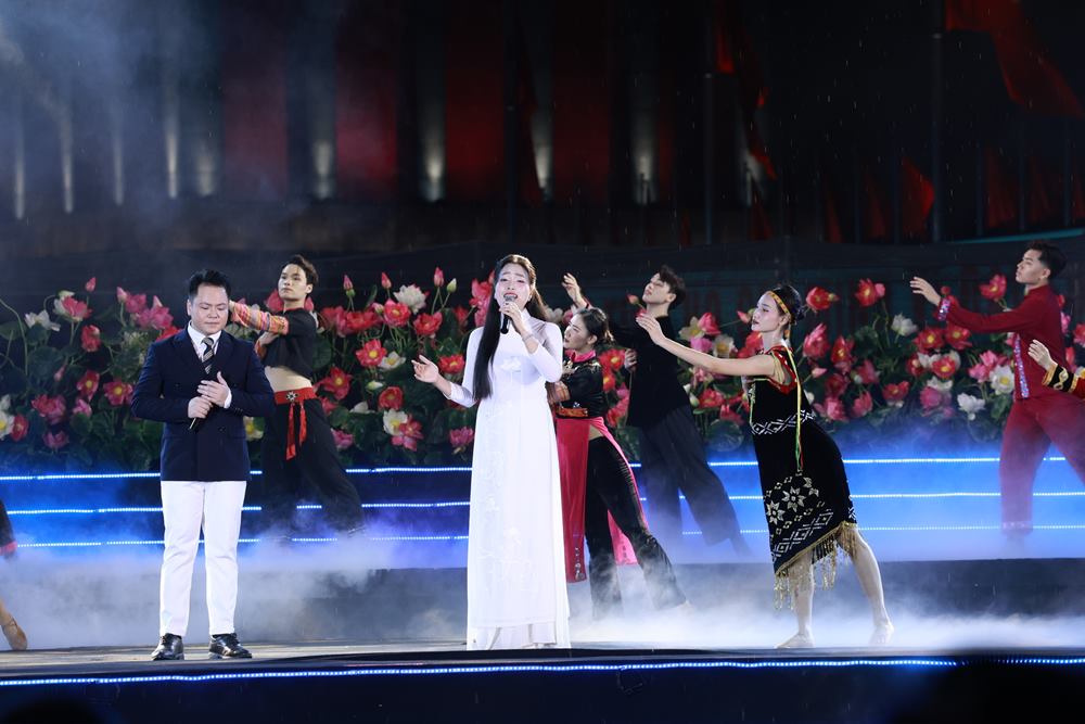 Ca si Thanh Phong - Huyen Trang hat ca khuc “Loi nguoi de lai“. Anh: Hai Nguyen