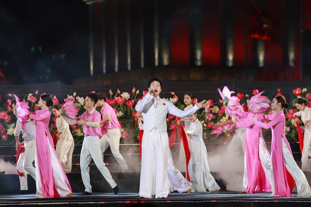 Anh Tu the hien ca khuc “Nguoi la Ho Chi Minh” do chinh nam ca si sang tac tai chuong trinh. Anh: Hai Nguyen