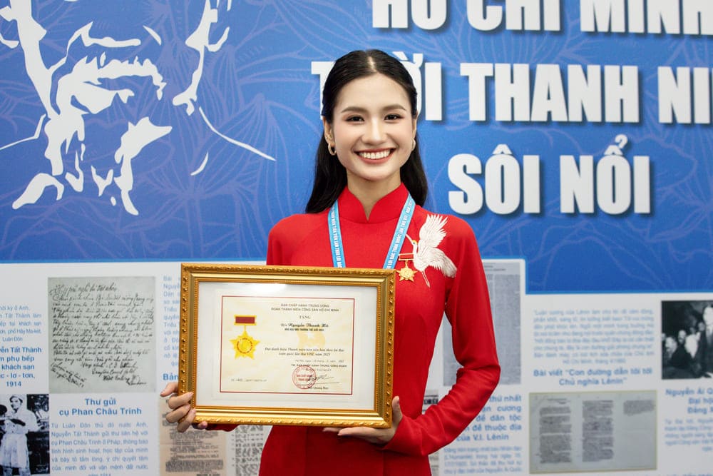 Miss Nguyen Thanh Ha was honored as the 8th Advanced Youth to Follow Uncle Ho's words. Photo: Interviewee