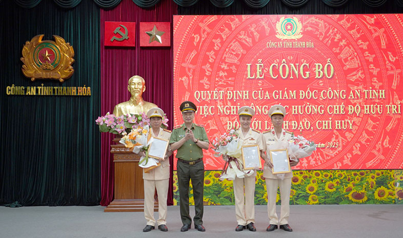 Major General Tran Phu Ha - Director of Thanh Hoa Provincial Police - presented early retirement decisions to a number of personnel. Photo: Thanh Hoa Provincial Police