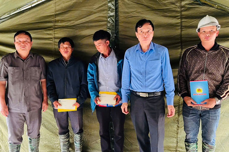 Los lideres de Lai Chau visitaron a la familia con muertes en el deslizamiento de tierra. Foto: Comite Popular de la Provincia de Lai Chau
