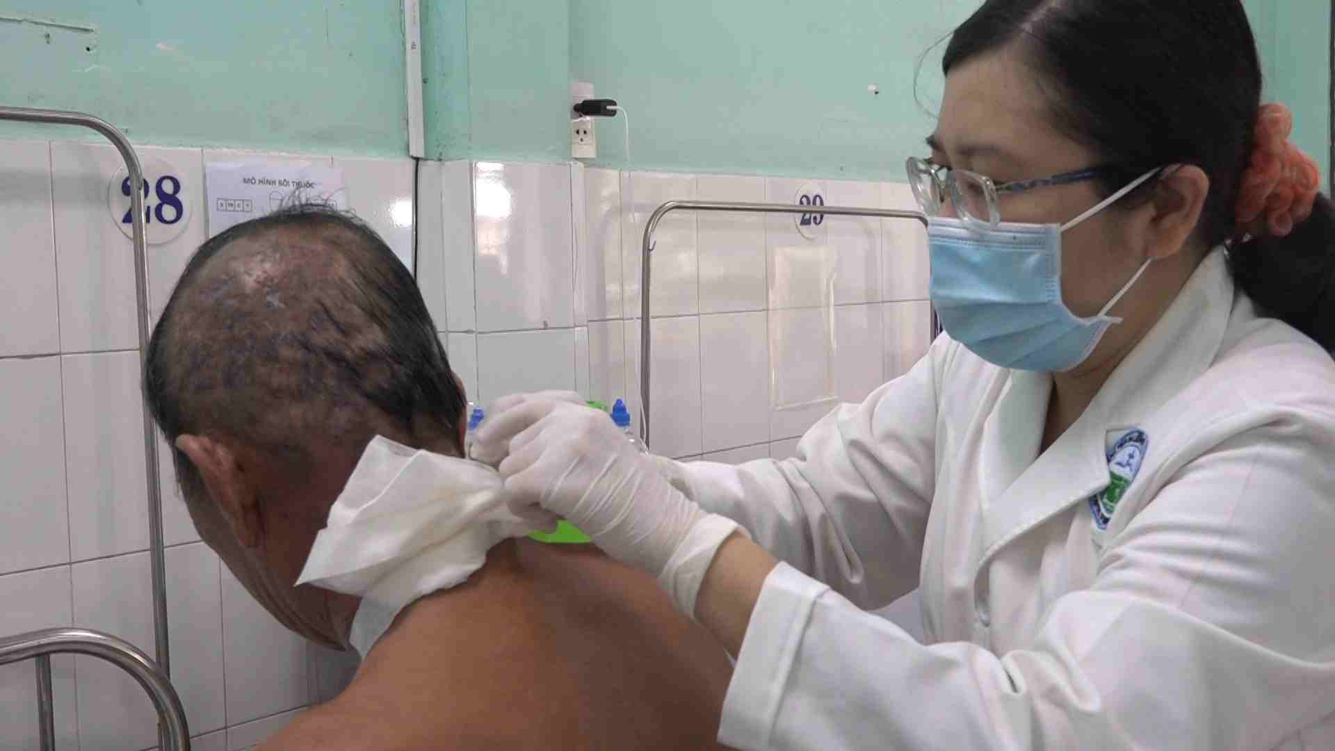 Infecciones graves debido a las tejas autoalimentadas con hojas, contraidos. Foto: Thanh Chan