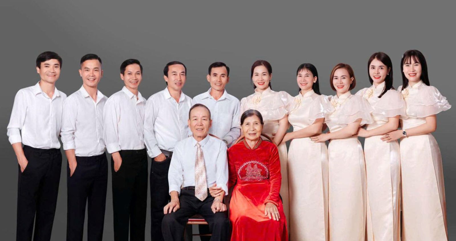 Mr. Vy - Mrs. Ngot and 10 children (5 boys, 5 girls). Photo: Provided by the family