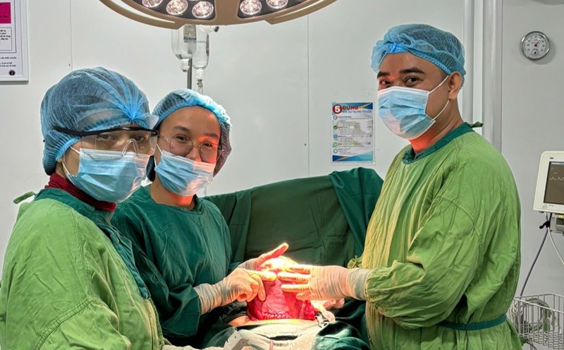 Doctor Le Thi Anh Tuyet (middle of the photo) - Quang Tri General Hospital - was sent to study after university. In early 2023, she graduated and returned to work, but has not yet received tuition fees of more than 100 million VND. Photo: Han Nguyen