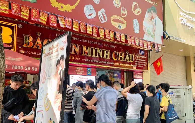 Du gia lien tuc bien dong, vang nhan van thu hut nhieu nguoi san mua. Anh: Phuong Anh