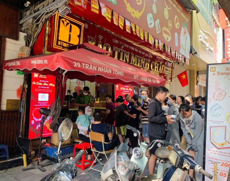 Sang 18.5, nhieu nguoi xep hang o mot cua hang vang bac da quy tai Ha Noi de mua vang nhan. Anh: Phuong Anh
