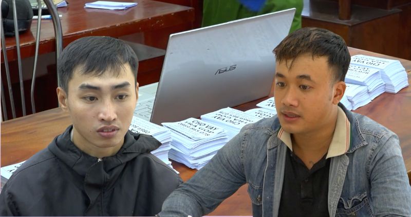 SUJETOS RECIDIVISMO DISTRIBUIR FOLLETES EN LA PROVINICION DE DONG THAP. Foto: Policia proporcionada.