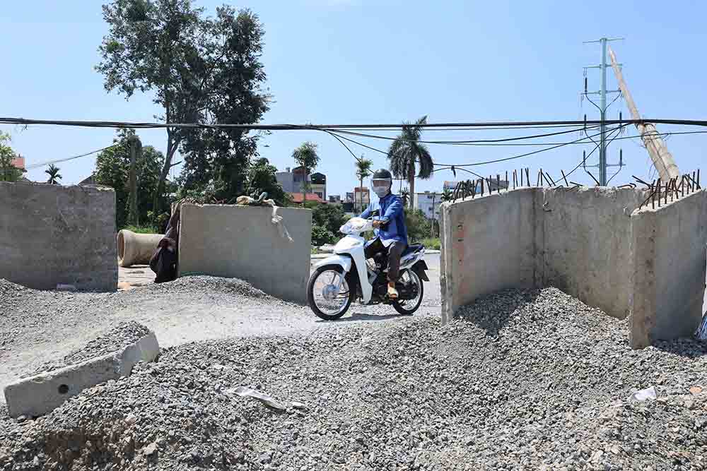 Mot so cong hop, vat lieu xay dung ngon ngang tren tuyen. Anh: Huu Chanh