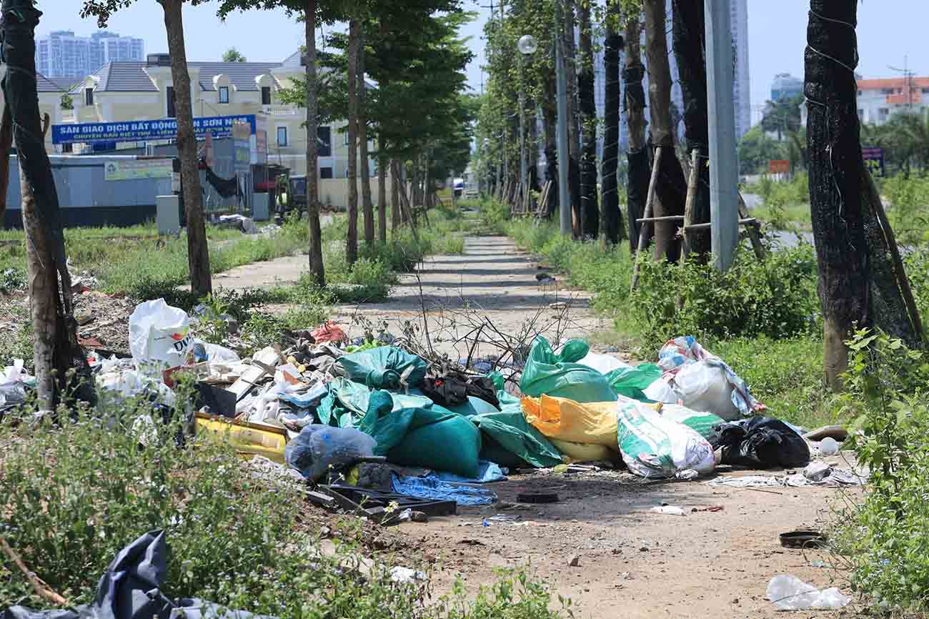 Mot doan via he tro thanh noi tap ket rac thai. Anh: Huu Chanh